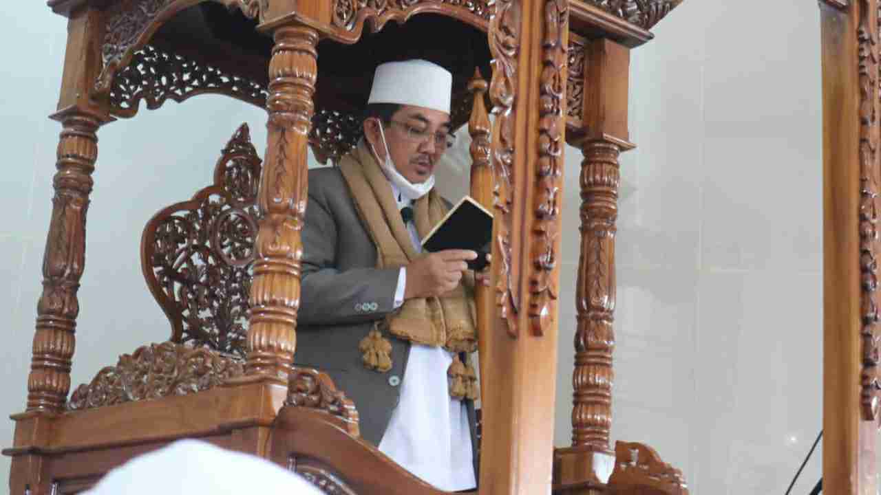 Bupati Anwar saat salat Idul Adha di Masjid Syaikh Utsman Kuala Tungkal 