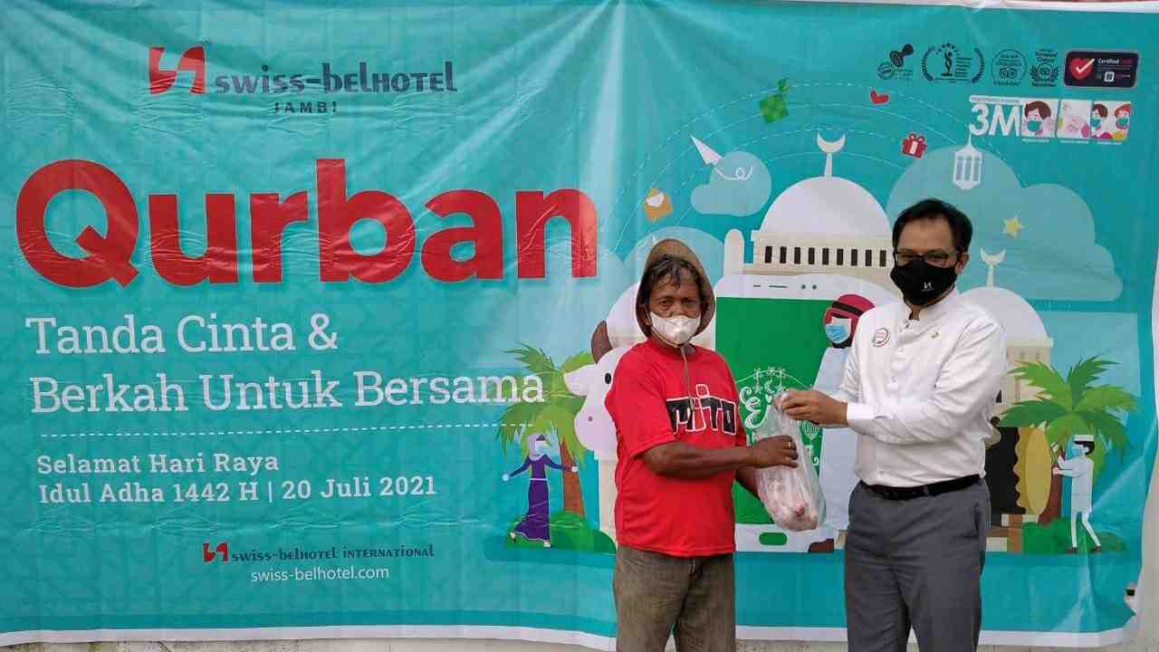 Swiss-Belhotel Jambi saat distribusikan daging qurban ke warga sekitaran hotel 