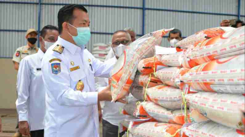 Gubernur Al Haris saat meninjau gudang Bulog Jambi