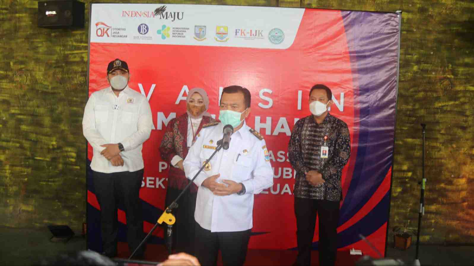 Al Haris saat hadiri vaksin massal OJK Jambi