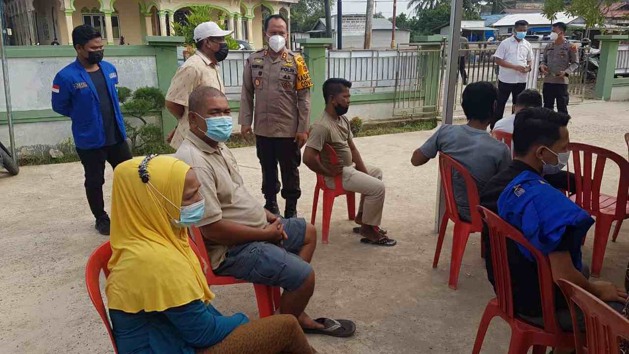 Kapolres saat memantau vaksinasi massal Covid-19 di Puskesmas II Parit Gompong Kuala Tungkal 