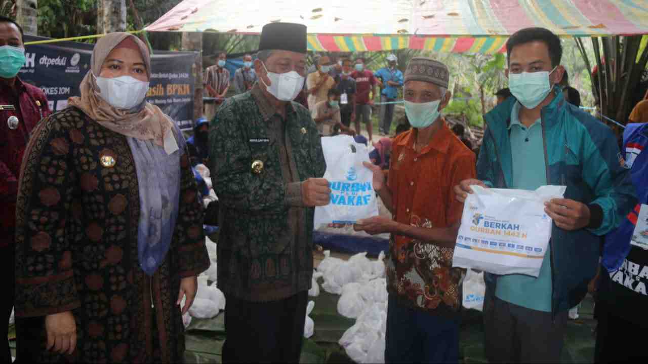 Wagub Abdullah Sani saat hadiri pemotongan kurban Suku Anak Dalam