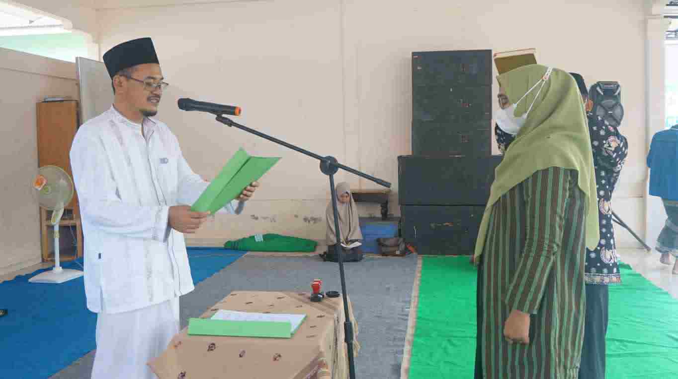 Ketua Yayasan Manarul Huda KH. Ahmad Kholid saat melantik Fitri Doratul Qolbiyah