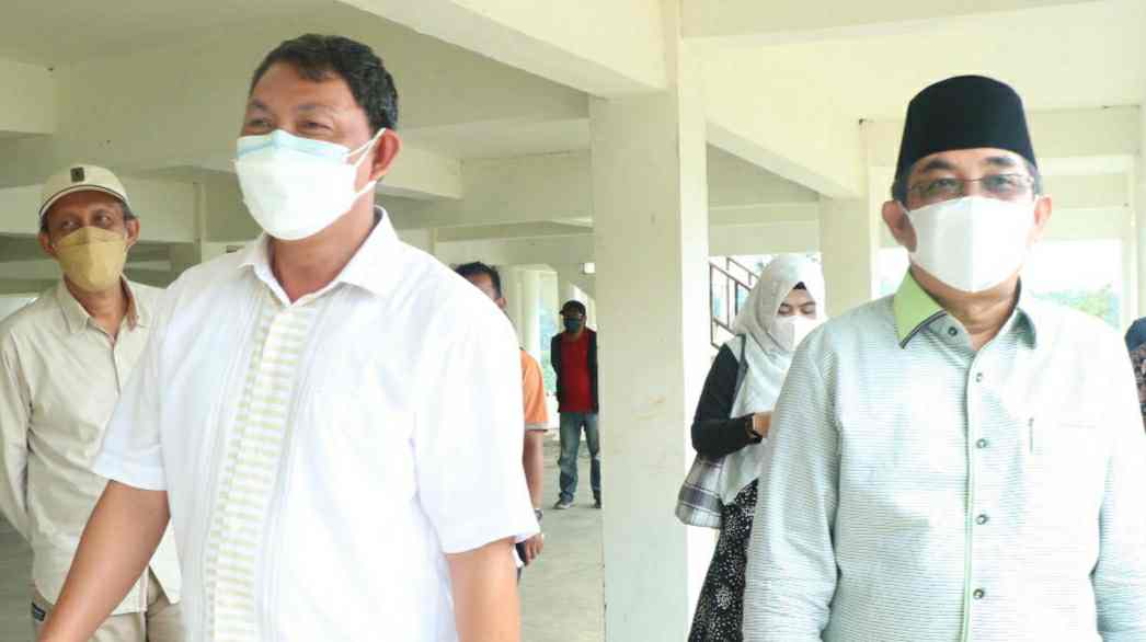 Anwar Sadat-Hairan saat mengunjungi Rumah Adat di Merlung