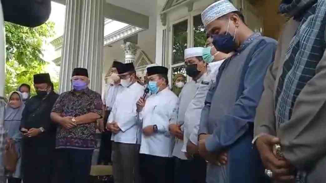 HBA, Al Haris dan tokoh lainnya saat penghormatan terkahir almarhum Hasip Kalimuddin Syam 
