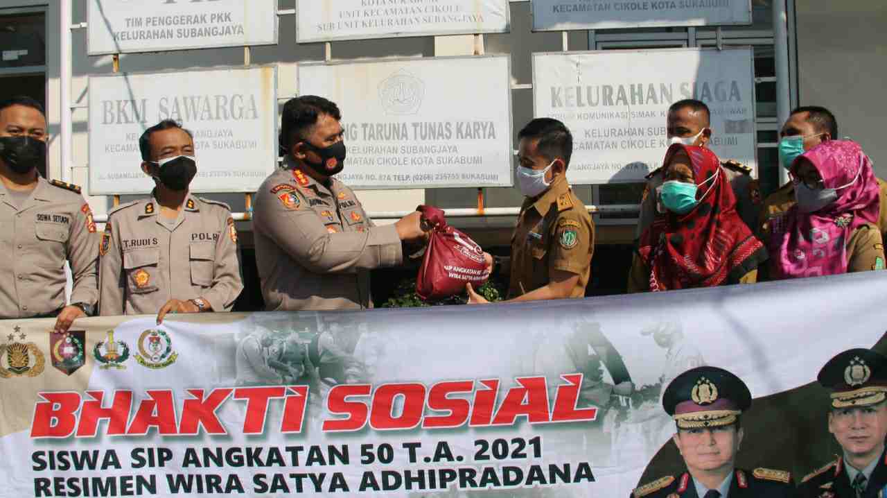 Kasetukpa Lemdiklat Polri saat bagikan sembako ke warga di Sukabumi