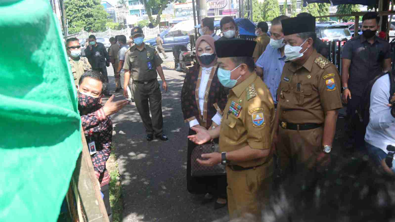 Gubernur Al Haris diampingi Wagub Abdullah Sani saat bagikan paket sembako