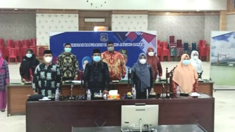 Pemkab Tanjab Barat saat penyerahan penghargaan KLA 2021 Tingkat Pratama dari KPPPA
