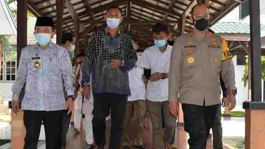 Al Haris bersama Kapolda Jambi saat meninjau gedung LPMP untuk dijadikan rumah isolasi mandiri