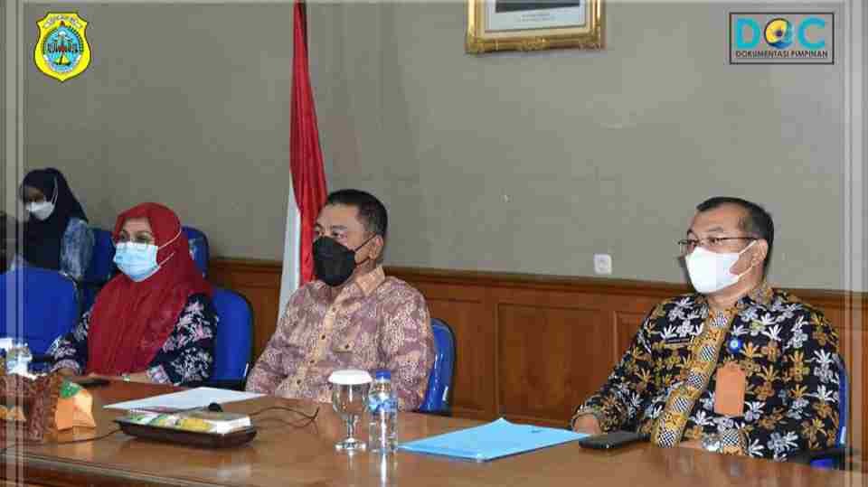 Sekda Tanjab Timur saat penerimaan penghargaan KLA 2021 Tingkat Pratama 