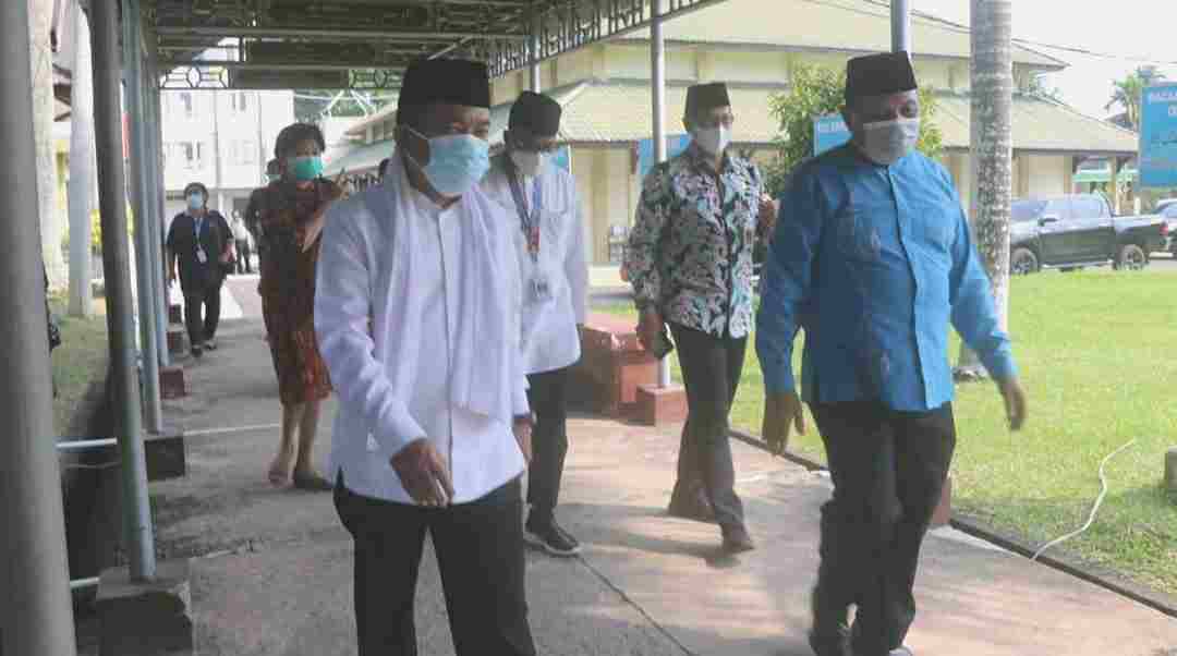 Al Haris saat meninjau gedung asrama haji Kota Jambi