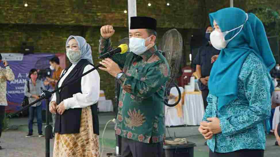 Al Haris saat meninjau vaksin massal BI Cabang Jambi