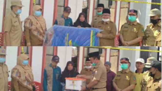 Pemkab Kerinci saat serahkan bantuan di Desa Semerah, Tanah Cogok
