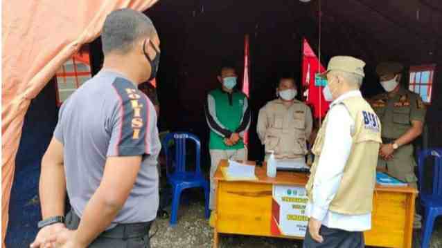 Bupati Adirozal saat pantau pos pemeriksaan yang berada di Telun Berasap, Kayu Aro Kerinci