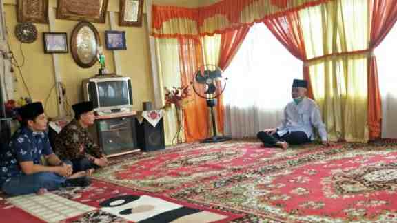Bupati Adirozal saat takziah ke rumah Duka Almarhum wartawan senior Lemi Hefrody Yose