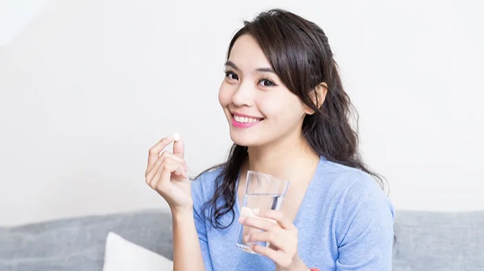 Minum vitamin (ilustrasi)