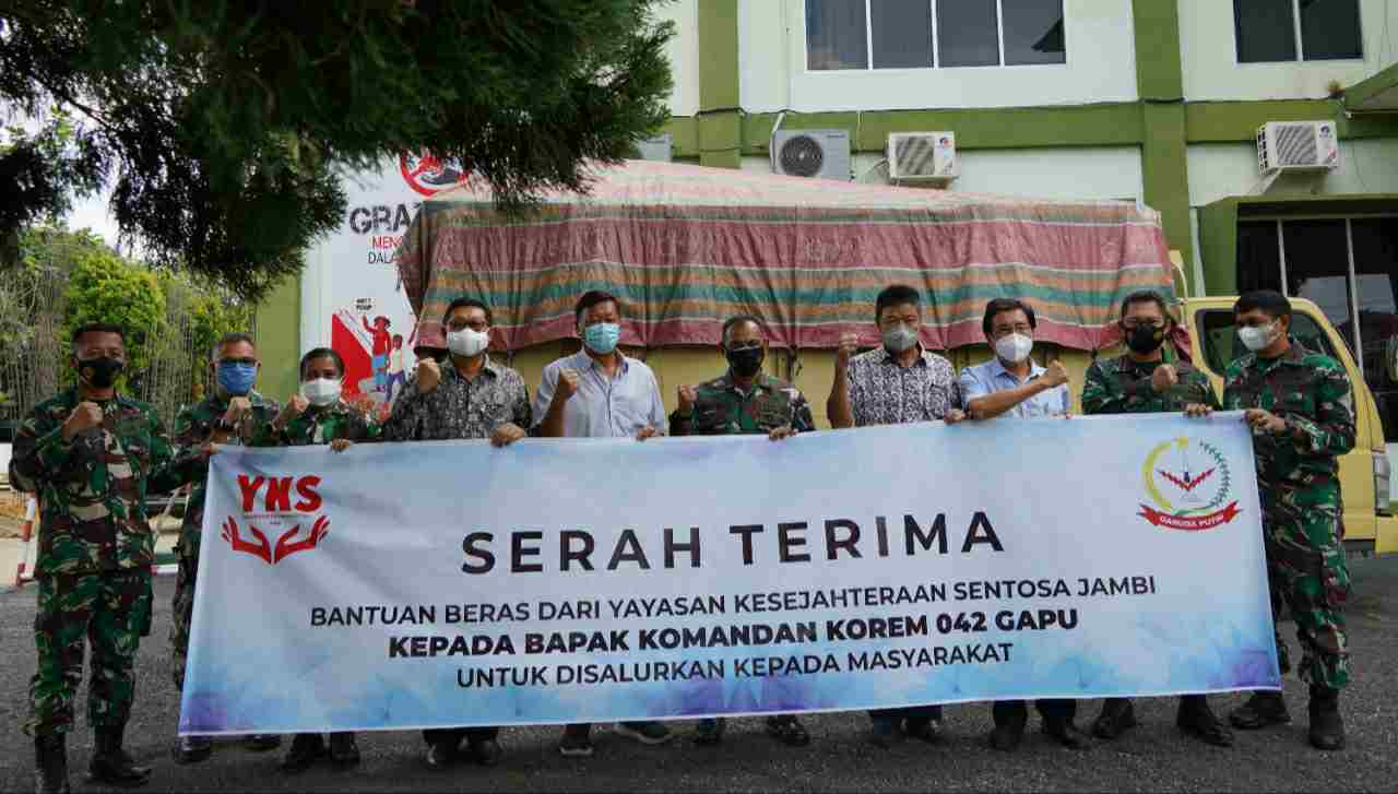 Danrem  042/Gapu Brigjen TNI M Zulkifli SIP MM saat terima bantuan 10 ton beras