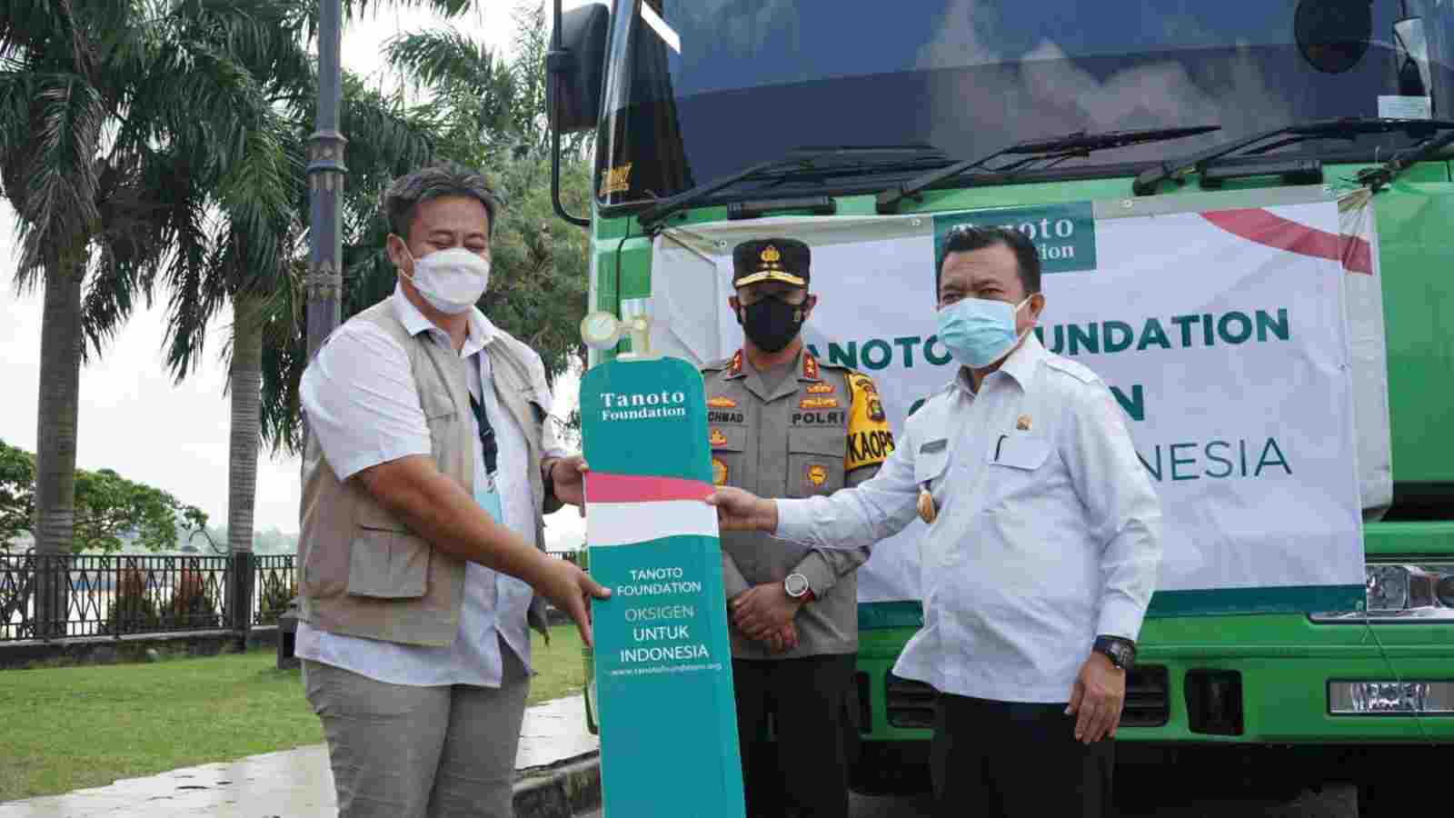 Gubernur Al Haris didampingi Kapolda Jambi saat terima bantuan oksigen cair