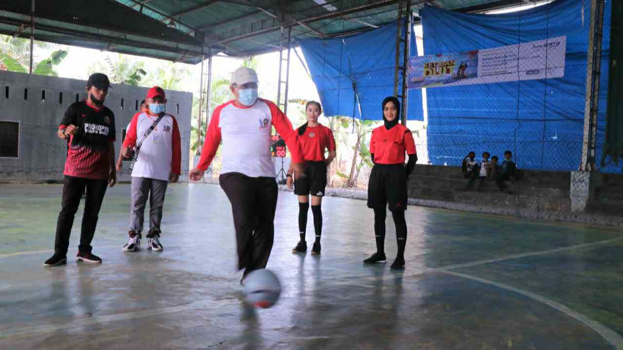 Bupati Anwar saat buka pertandingan futsal HUT ke 20 PT Lise Permai