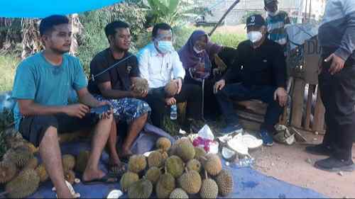 Gubernur Al Haris saat makan durian di kawasan Kenali Bawah, Kecamatan Kota Baru, Kota Jambi