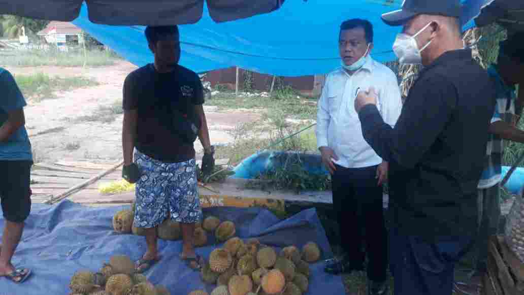 Gubernur Al Haris saat makan durian