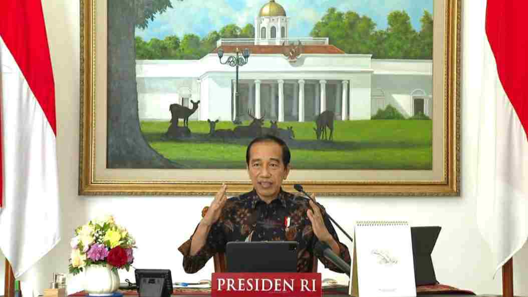 Presiden Jokowi memimpin rapat terbatas tentang evaluasi perkembangan dan tindak lanjut PPKM Level 4