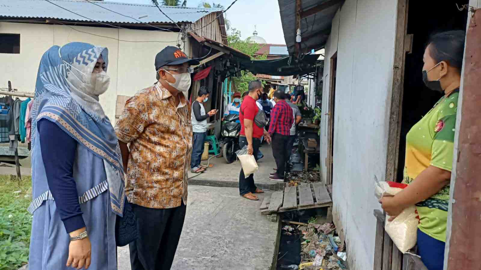 Bupati Anwar didampingi istri saat bagikan sembako ke warga di Kuala Tungkal