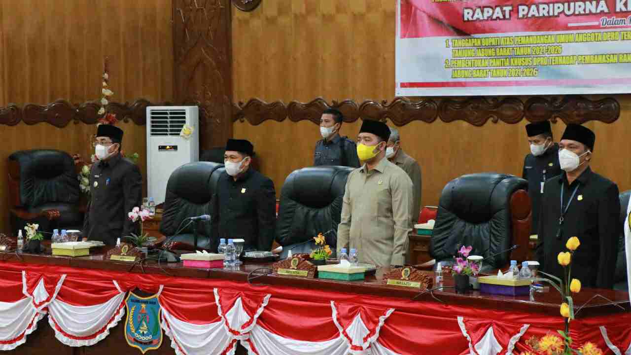 Bupati Anwar saat hadiri rapat paripurna di DPRD Tanjab Barat