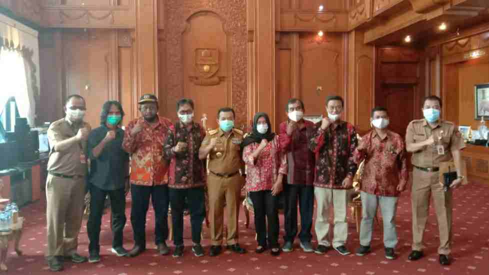 Gubernunr Al Haris dan pengurus PWI Jambi