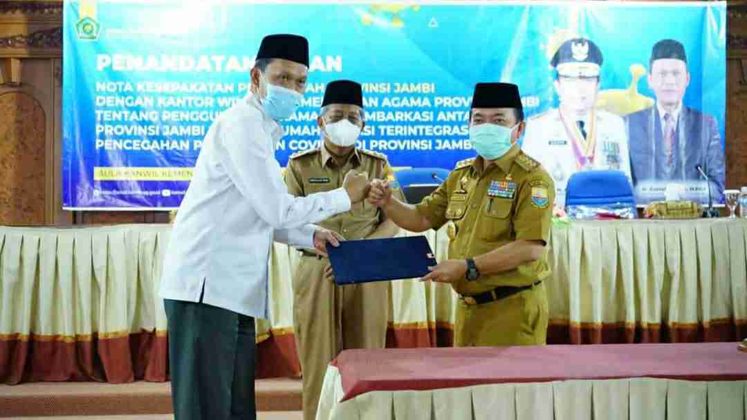Gubernur Al Haris dan Kemenag Jambi saat penandatanganan nota kesepahaman