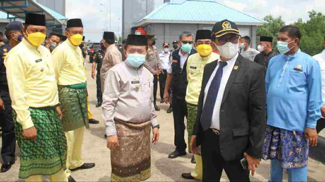 Al Haris bersma H Bakri, didampingi Anwar Sadat dan Hairan saat meninjau Pelauhan Roro Kuala Tungkal