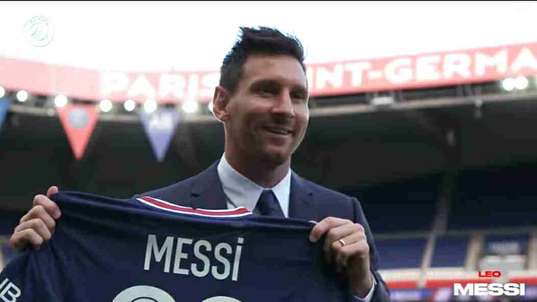 Lionel Messi saat menunjukan nomor punggung di PSG