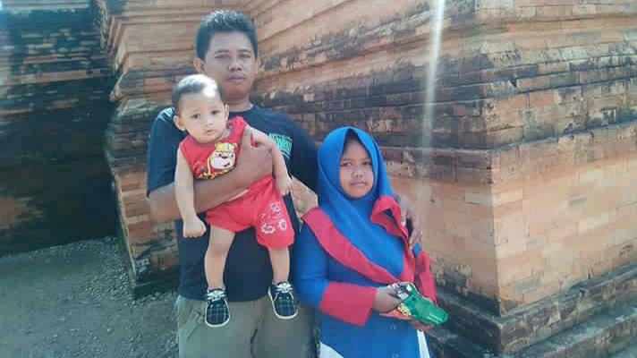 Suryadi bersama anak Khirunisa (Berdiri dan Berhijab)