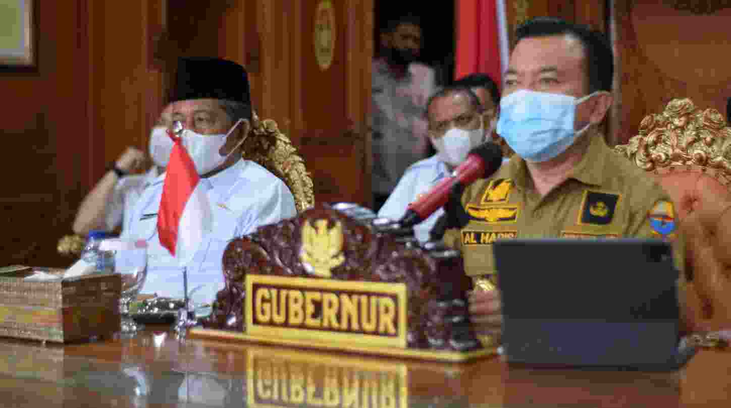 Al Haris saat pimpin rapat koordinasi Satgas penanganan Covid-19  Jambi dengan Pemkab Merangin