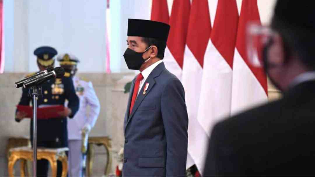 Presiden Jokowi menganugerahkan tanda kehormatan bagi 335 tokoh