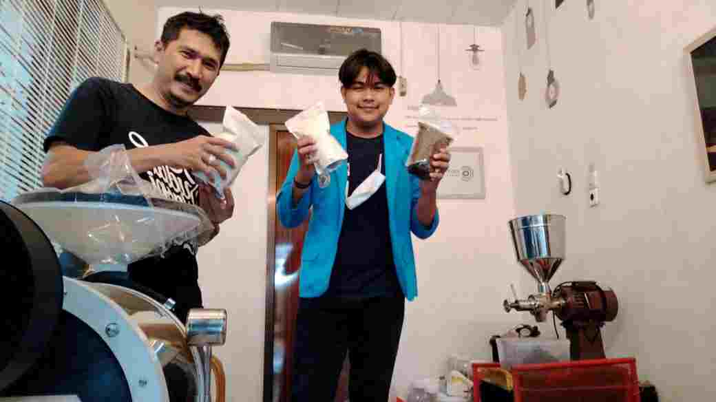 Owner Exotis Coffeee, Najmuddin (kiri)