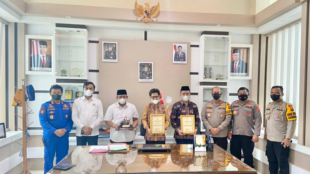 Pengelola Pasar Angso Duo Baru Jambi saat terima penghargaan dari Kapolda Jambi 
