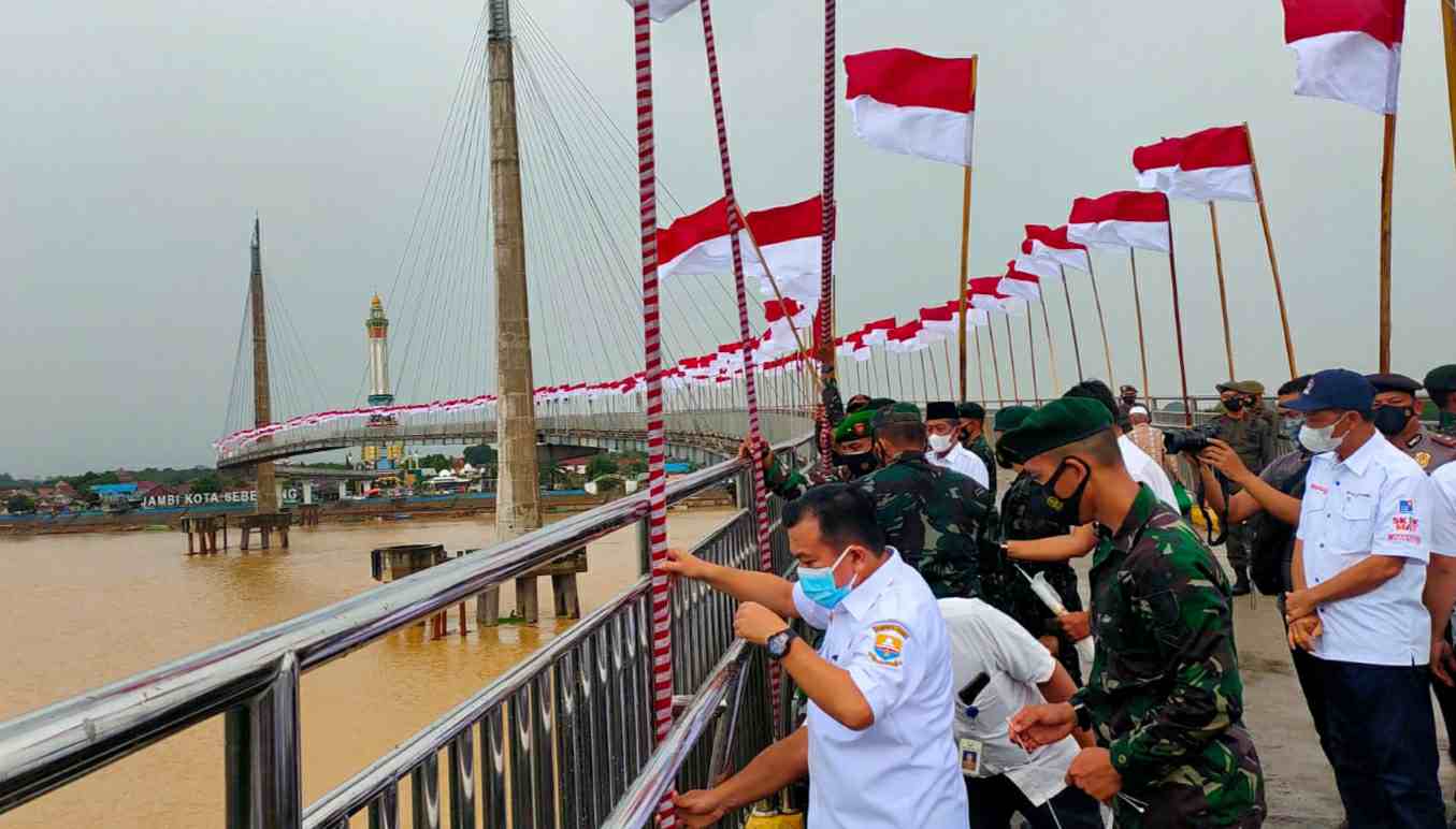 Al Haris saat membuka kegiatan pengibaran seribu bendera di Jembatan Pedestrian Gentala Arasy