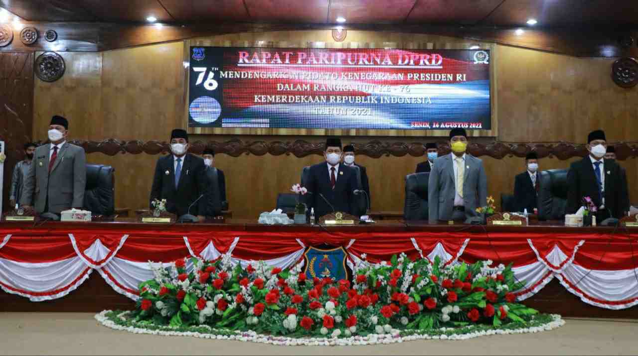 Bupati Anwar saat mendenagarkan pidato kenegaraan Presiden Jokowi