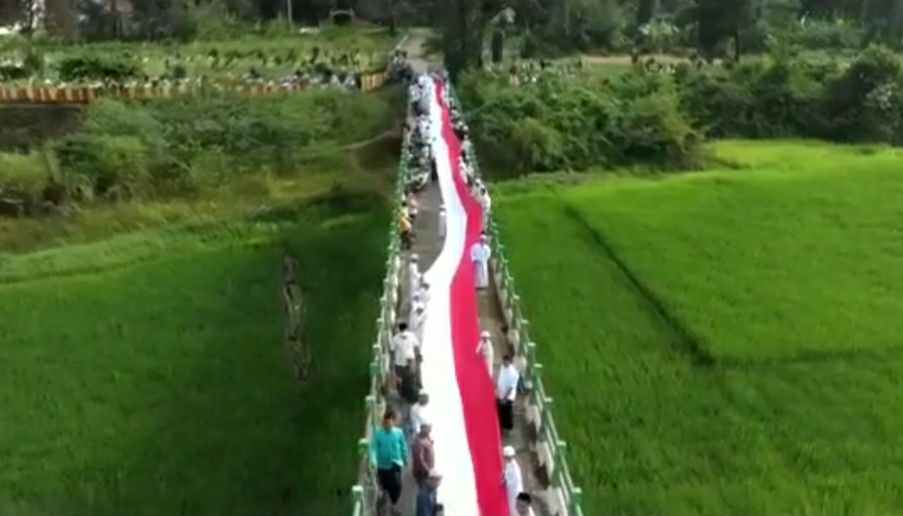 Pembentangan Bendera Merah-Putih sepanjang 76 meter oleh pemuda dan santri Kelurahan Ulu Gedong