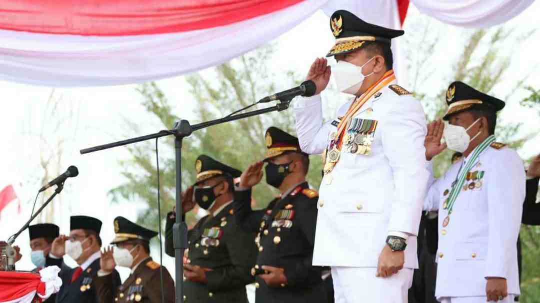 Gubernur Al Haris saat memipini upacara HUT ke-76 RI di Kantor Gubernur Jambi