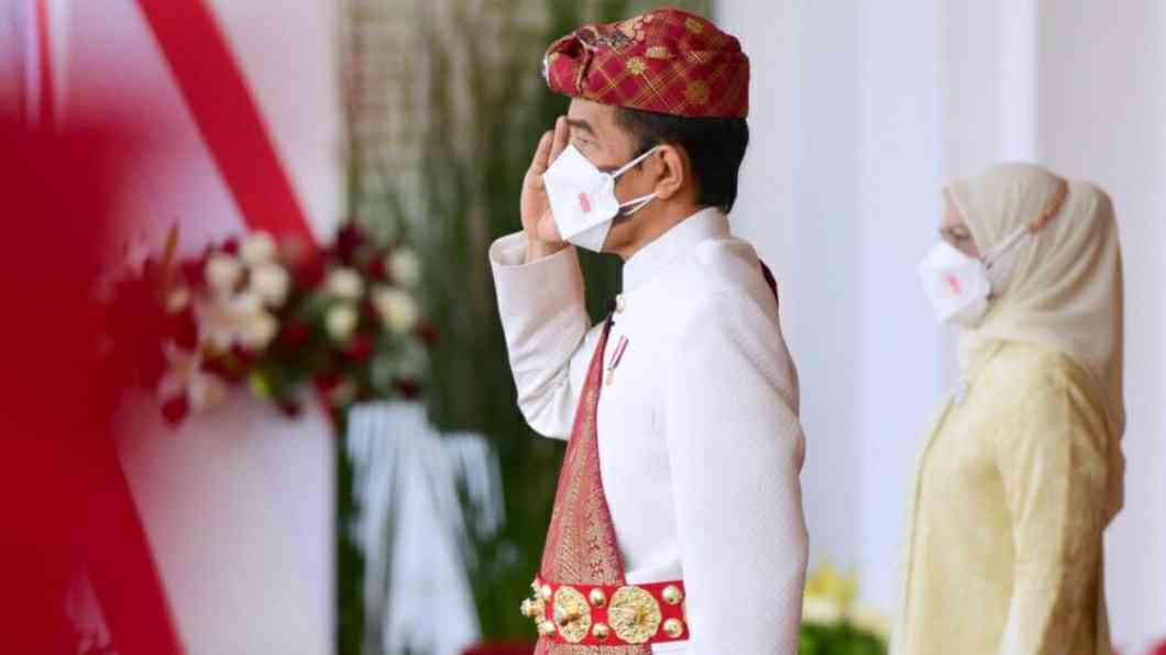 Presiden Jokowi mengenakan pakaian adat khas Lampung saat memipin upacara di Istana Negara