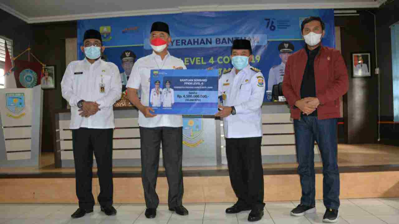 Gubernur Al Haris saat serahkan bantuan secara simbolis ke Walikota Fasha
