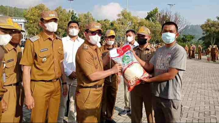 Pemkot Sungai Penuh saat serahkan bantuan sosial bagi masyarakat terdampak Covid-19