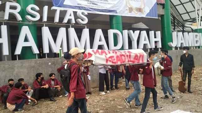 Aksi demo mahasiswa Universitas Muhammadiyah Jambi