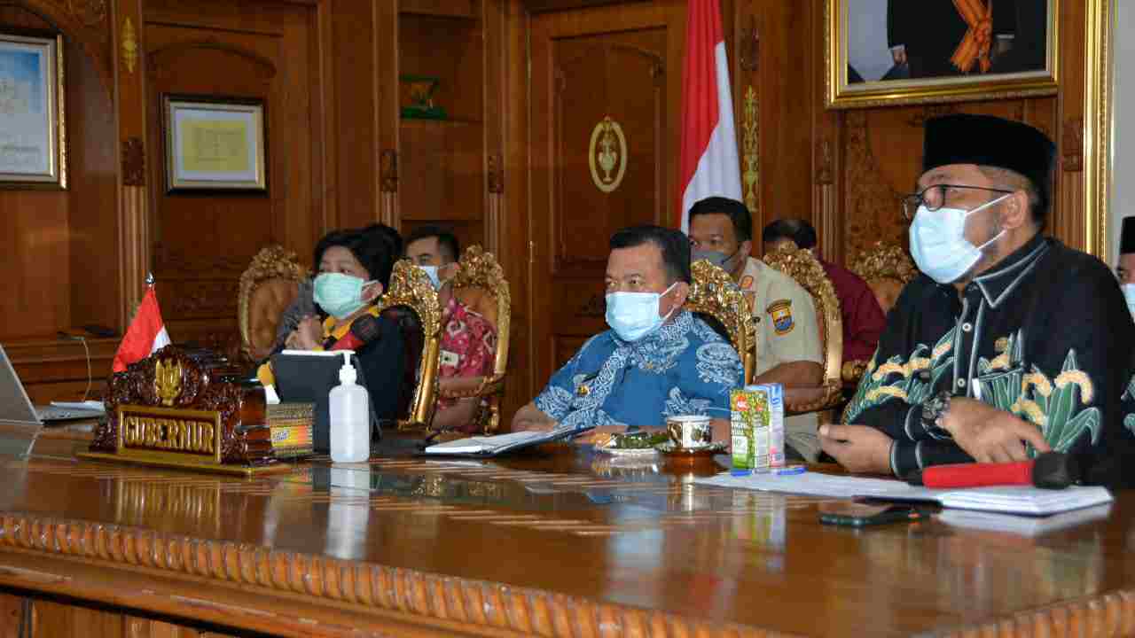Gubernur Al Haris saat rapat virtual pengetatan PPKM Kota Jambi