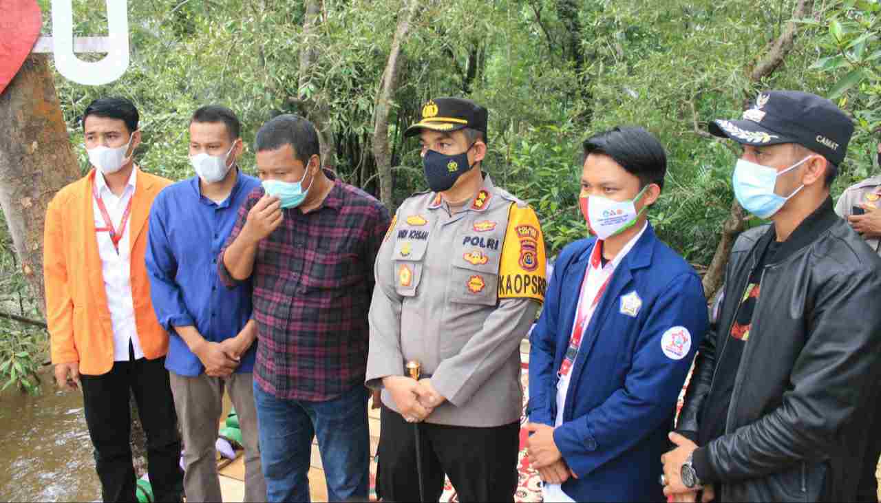 Bupati Romi dan Kapolres Tanjab Timur saat mengunjungi wisata mangrove Desa Kuala Lagan