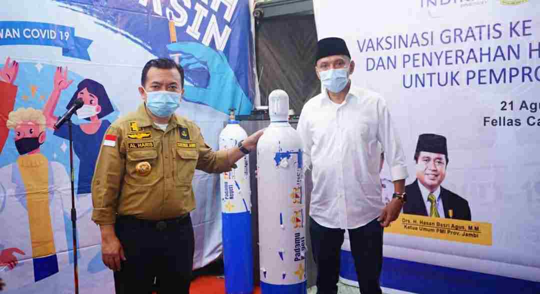 Gubernur Al Haris saat terima bantuan oksigen dari KADIN Provinsi Jambi