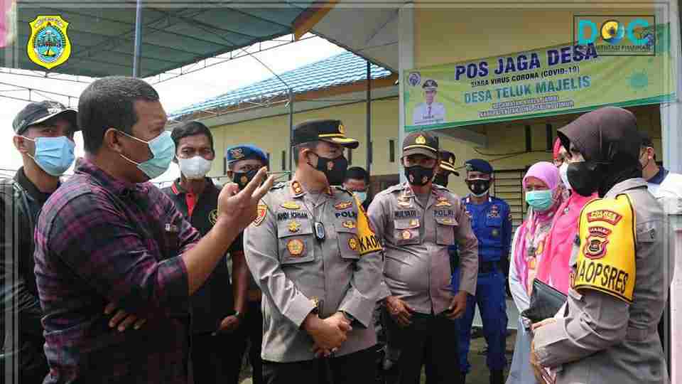 Bupati Romi dan Kapolres Tanjab Timur saat tinjau vaksinasi Covid-19 di Desa Teluk Majelis