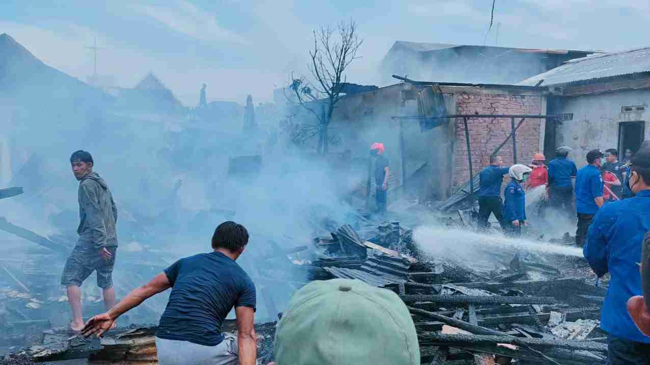 Petugas saat memadamkan kebakaran di Jalan Ketapang Tungkal Ilir